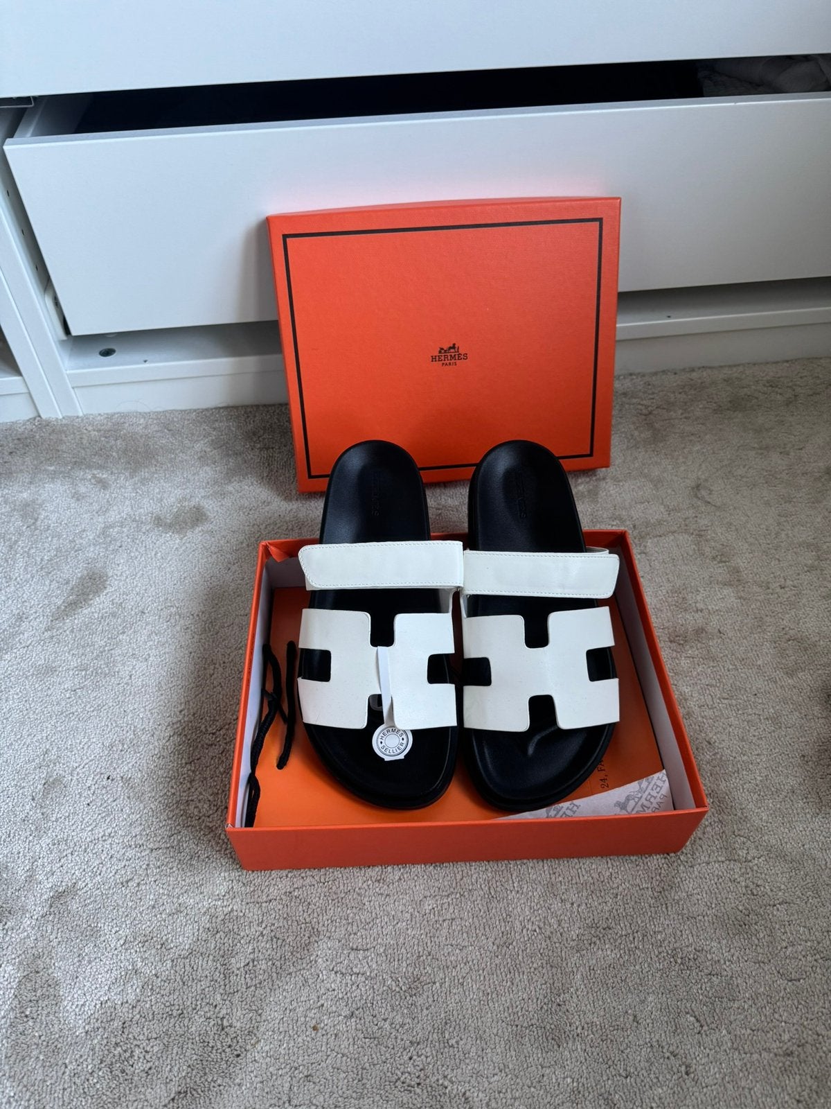 Hermes slippers wit maat 40 vald als maat 38/39, Kleding | Dames, Schoenen, Slippers, Wit, Nieuw, Ophalen of Verzenden