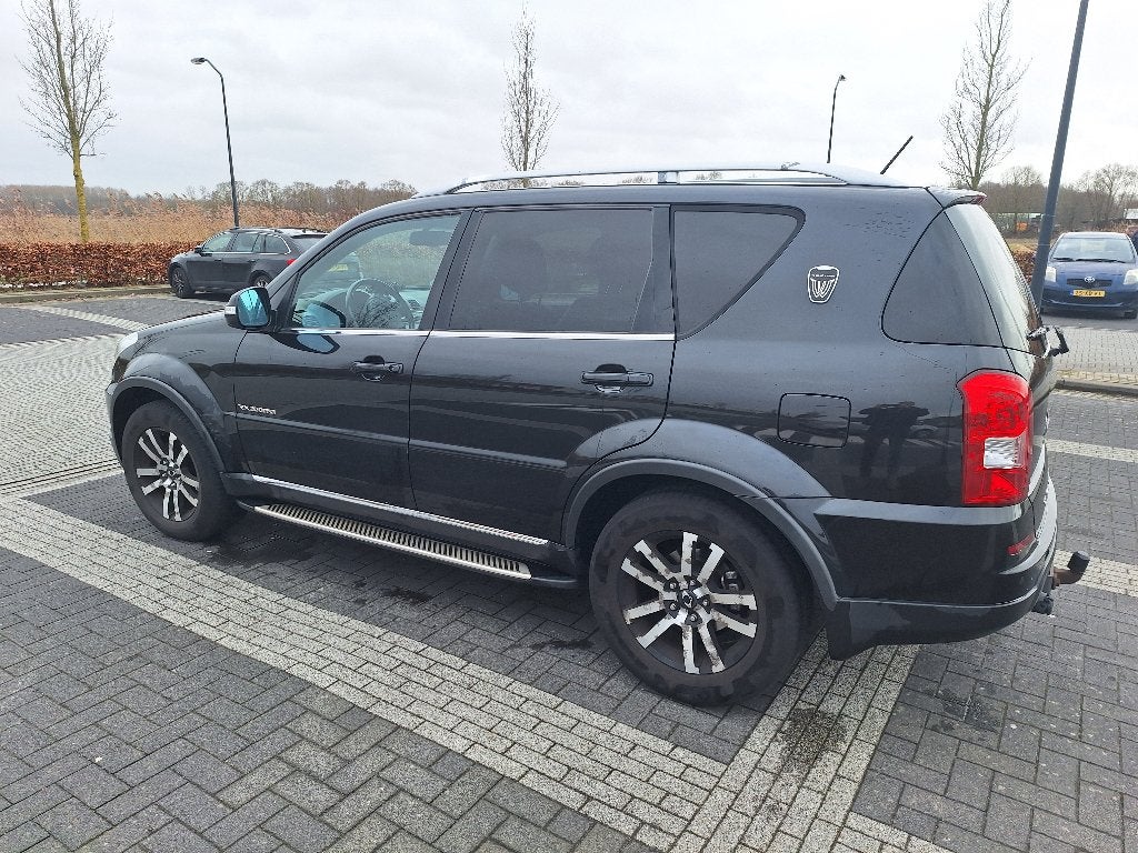 SsangYong Rexton RX200e-XDI 155 PK 4WD Automaat en trekhaak, Auto's, SsangYong, Zwart, Rexton W, Zwart, Leder