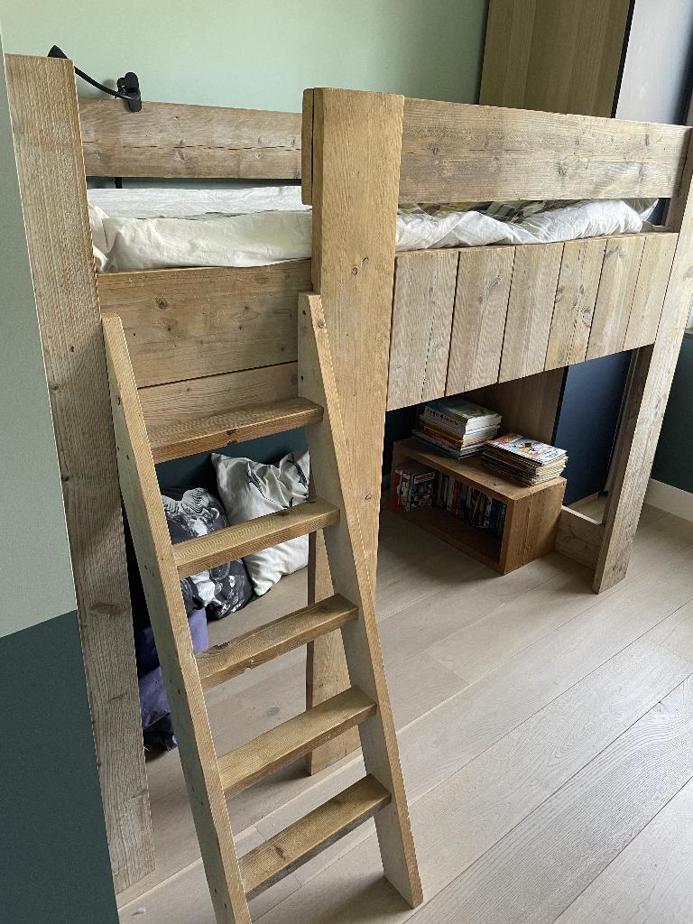 Steigerhouten hoogslaper bed, Ophalen, 85 tot 100 cm, Lattenbodem, Zo goed als nieuw