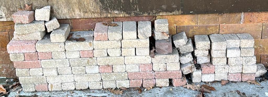 Klein partijtje straatstenen, Ophalen, Zo goed als nieuw, Beton, Klinkers