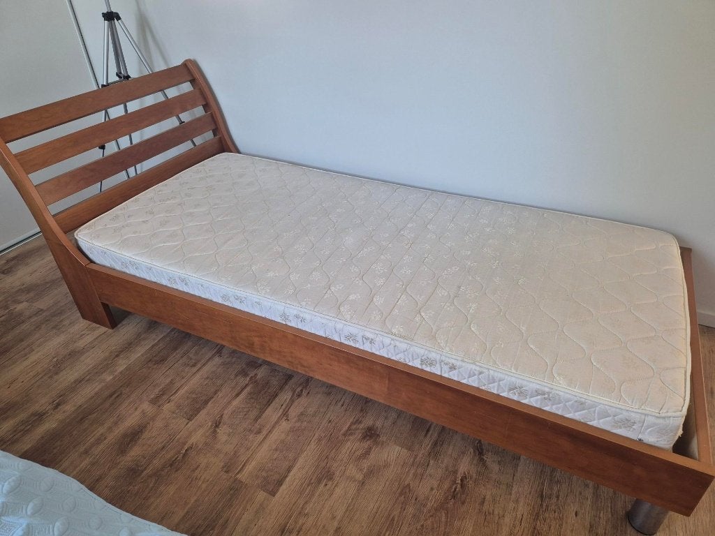 Single wooden bed with a mattress, Ophalen, Gebruikt, 90 cm, Eenpersoons