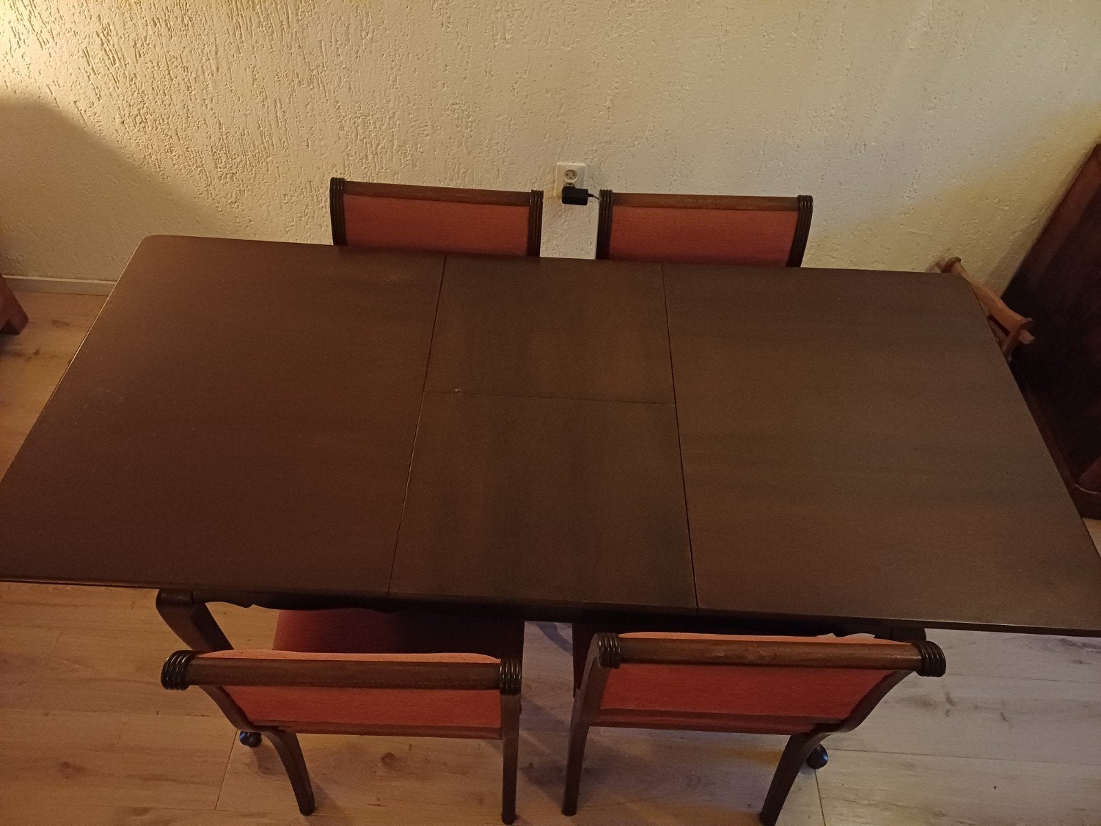Foto 5 van Uitschuifbare eettafel met 4 stoelen