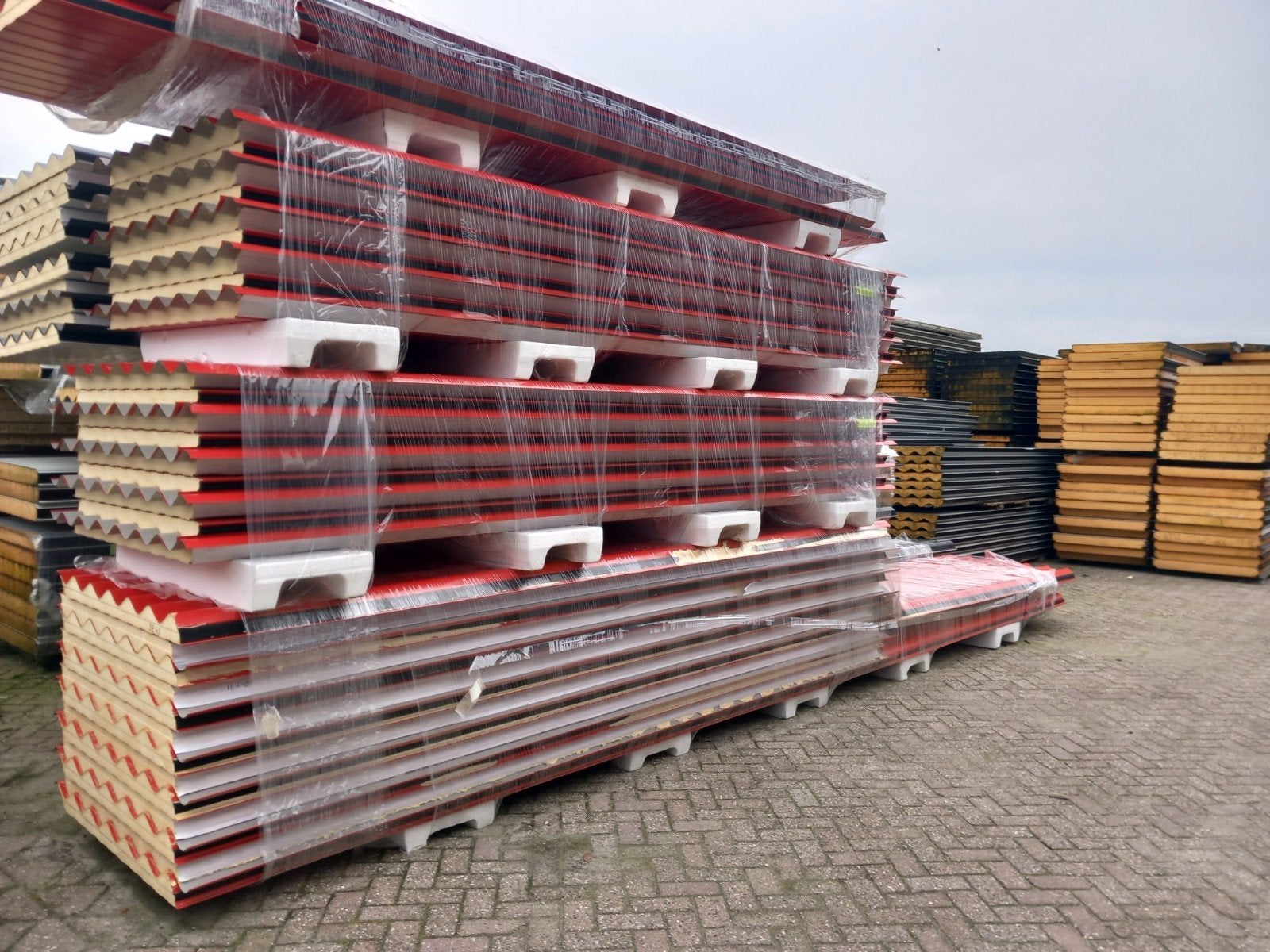 Golf dakpanelen partij rood RAL3000 sandwichpanelen b-keus, Zo goed als nieuw, 15 m² of meer, Metaal, Rood
