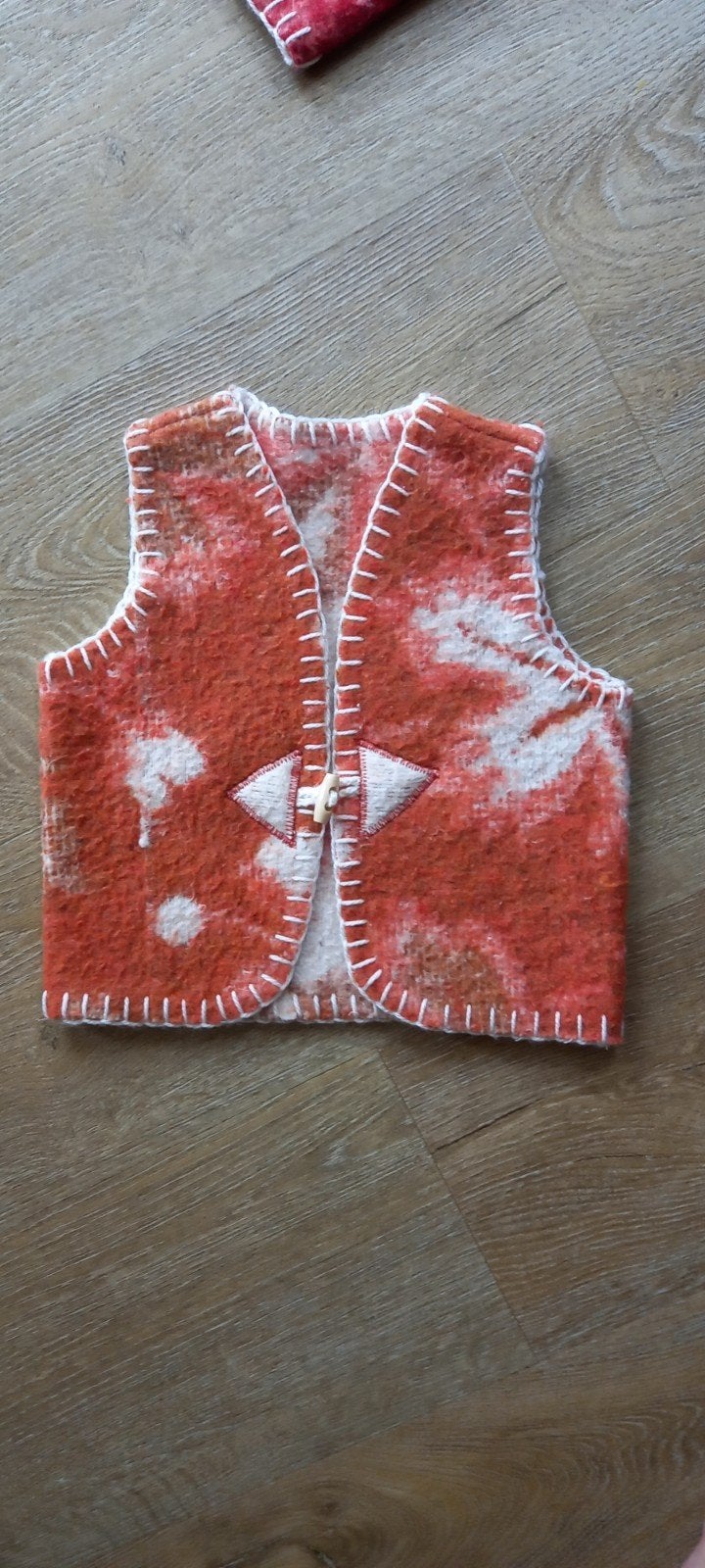 Handgemaakte wollen bodywarmer maat 80, Kinderen en Baby's, Ophalen of Verzenden, Nieuw, Handgemaakt, Jongetje of Meisje