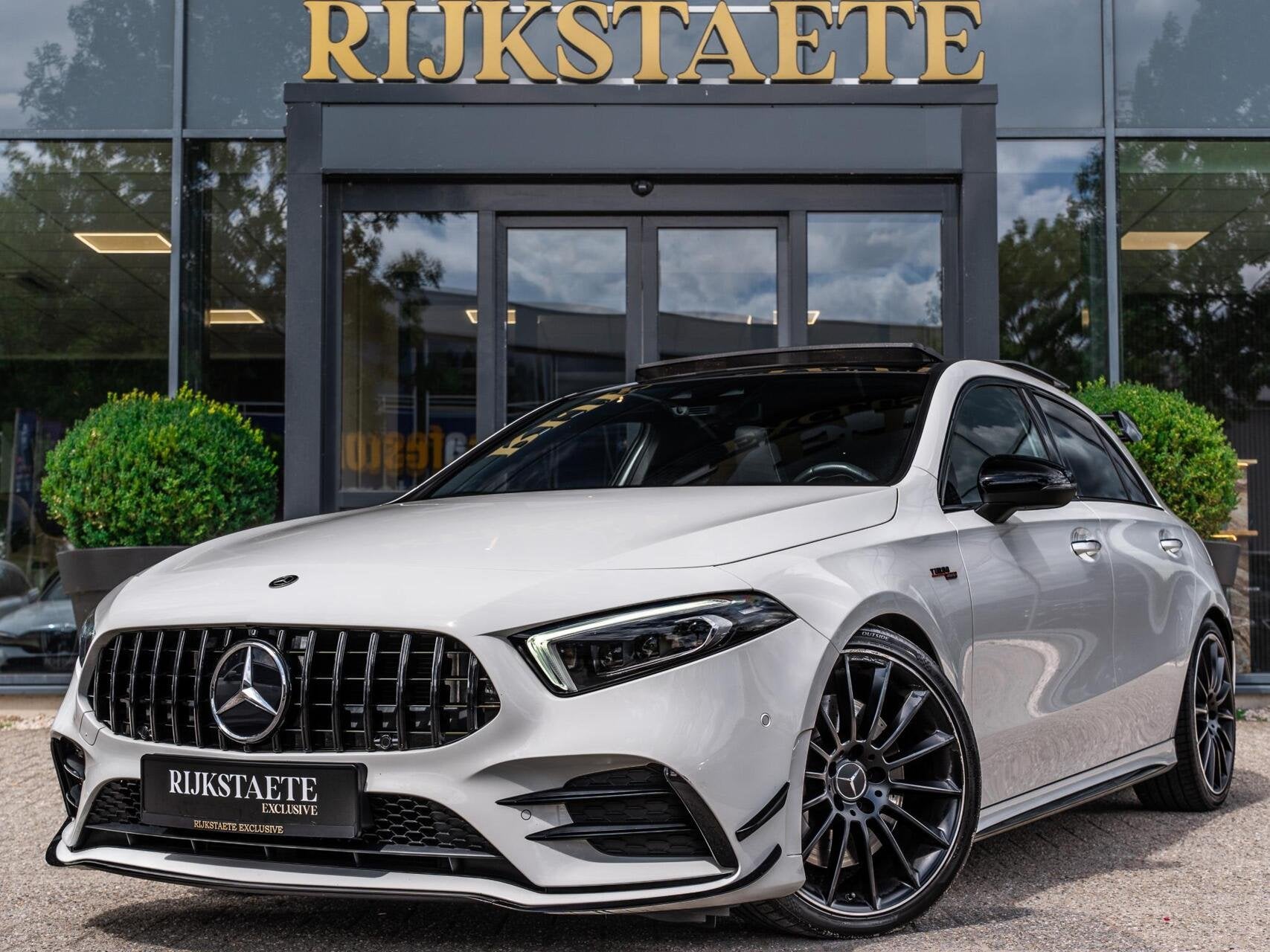 Mercedes A-klasse AMG A35 4MATIC|PANO|BURMESTER|SFEER|ACC, Automaat, 4 cilinders, Met garantie (alle), Wit