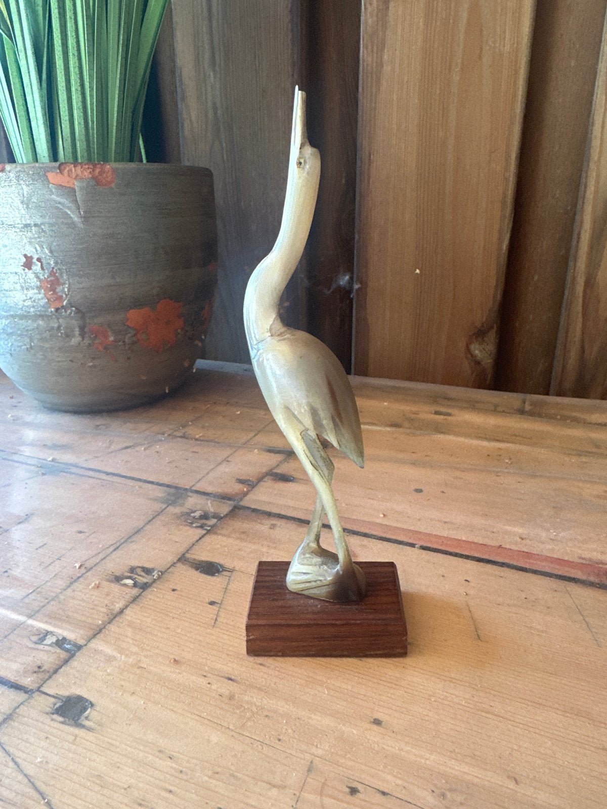 Vintage reiger beeldje van hoorn op houten sokkel, Ophalen, Minder dan 20 cm, Natuurlijk materiaal, Handgemaakt