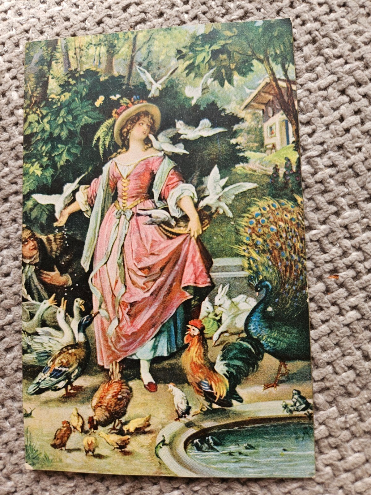 Vrouw met  duiven .pauw.dieren in tuin, Ophalen of Verzenden, Voor 1920, Ongelopen, Natuur