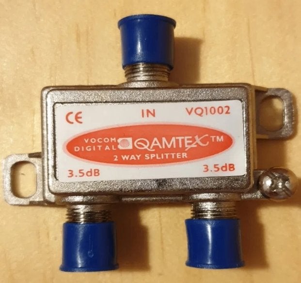 Qamtex VQ1002 Antenne 2 Weg Coax Splitter, Audio, Tv en Foto, Audiokabels en Televisiekabels, Ophalen, Nieuw, Minder dan 2 meter
