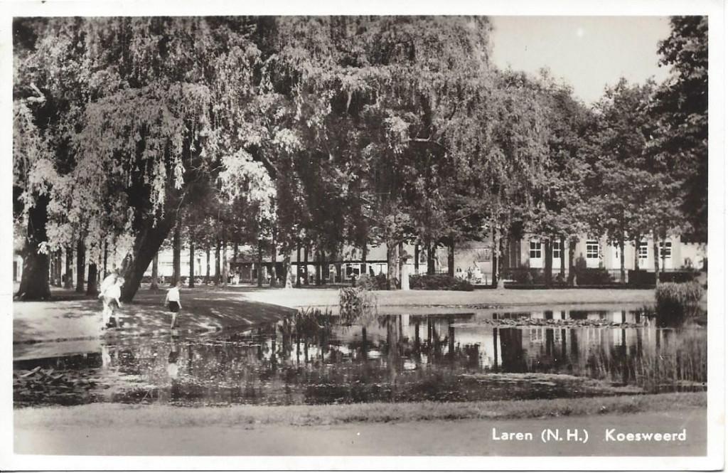 Laren (N.H.) Vijver Koesweerd met Volk, Ophalen of Verzenden, 1940 tot 1960, Ongelopen, Noord-Holland