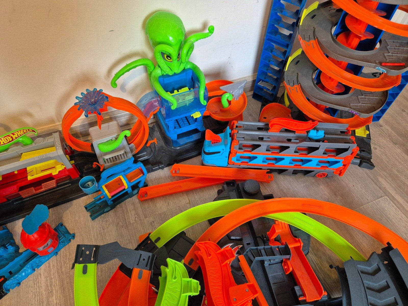 Hot Wheels Mega Set: Racebaan, Wasstraat, Dino & Garage, Ophalen