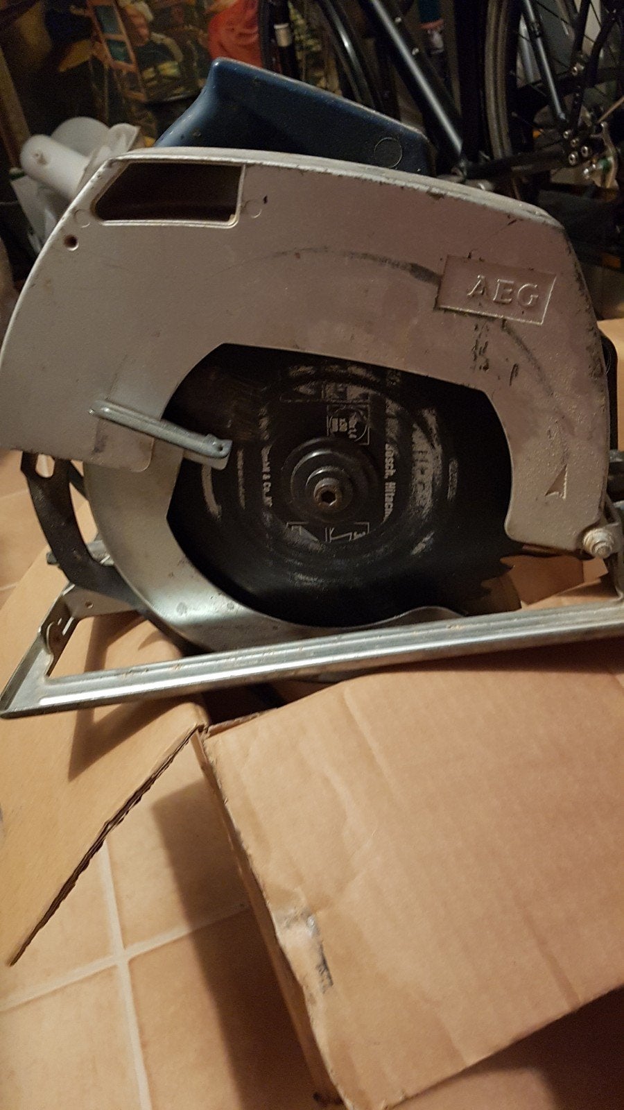 Goede zaag met 2  extra bladen, Ophalen of Verzenden, 1200 watt of meer, 30 tot 70 mm