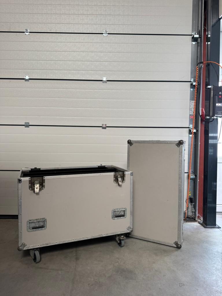 Flightcase voor schermen, Ophalen