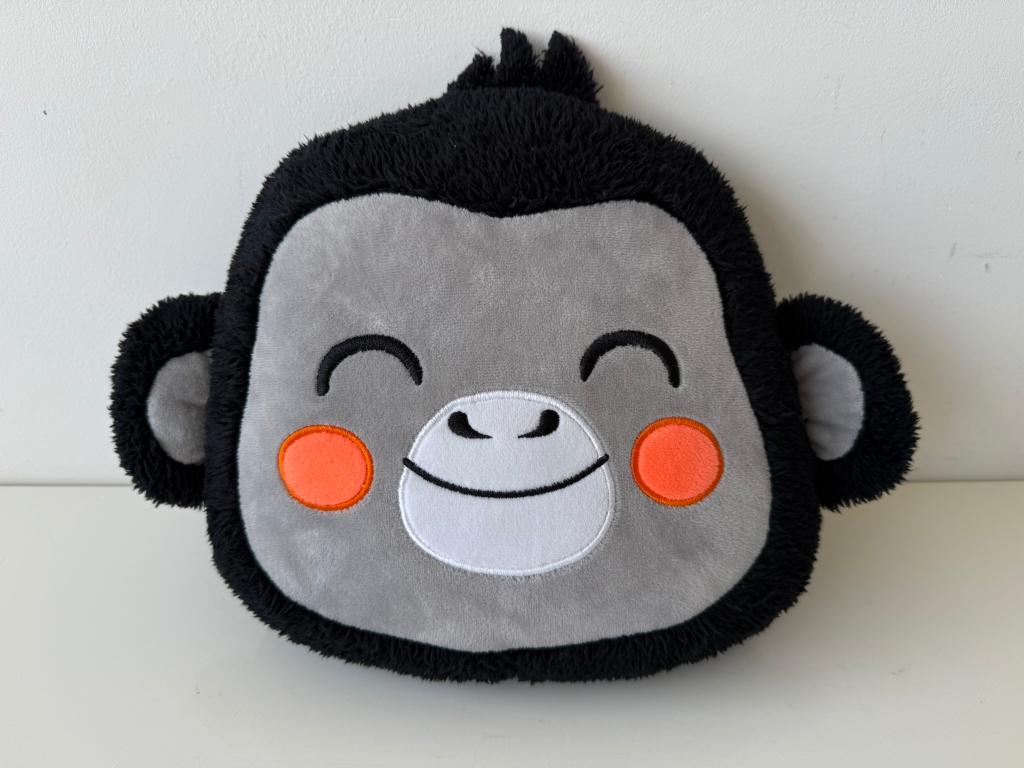 Knuffel kussen aap kop, apenkop zwart met grijs 25 cm., Ophalen of Verzenden, Zo goed als nieuw, Kleed of Kussen