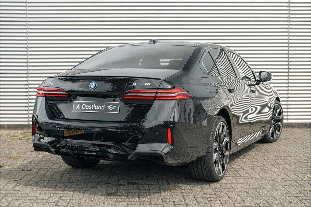 BMW i5 eDrive40 M Sport / Trekhaak / Bowers & Wilkins / Comf, Auto's, BMW, Automaat, 2095 kg, Achterwielaandrijving, Zwart