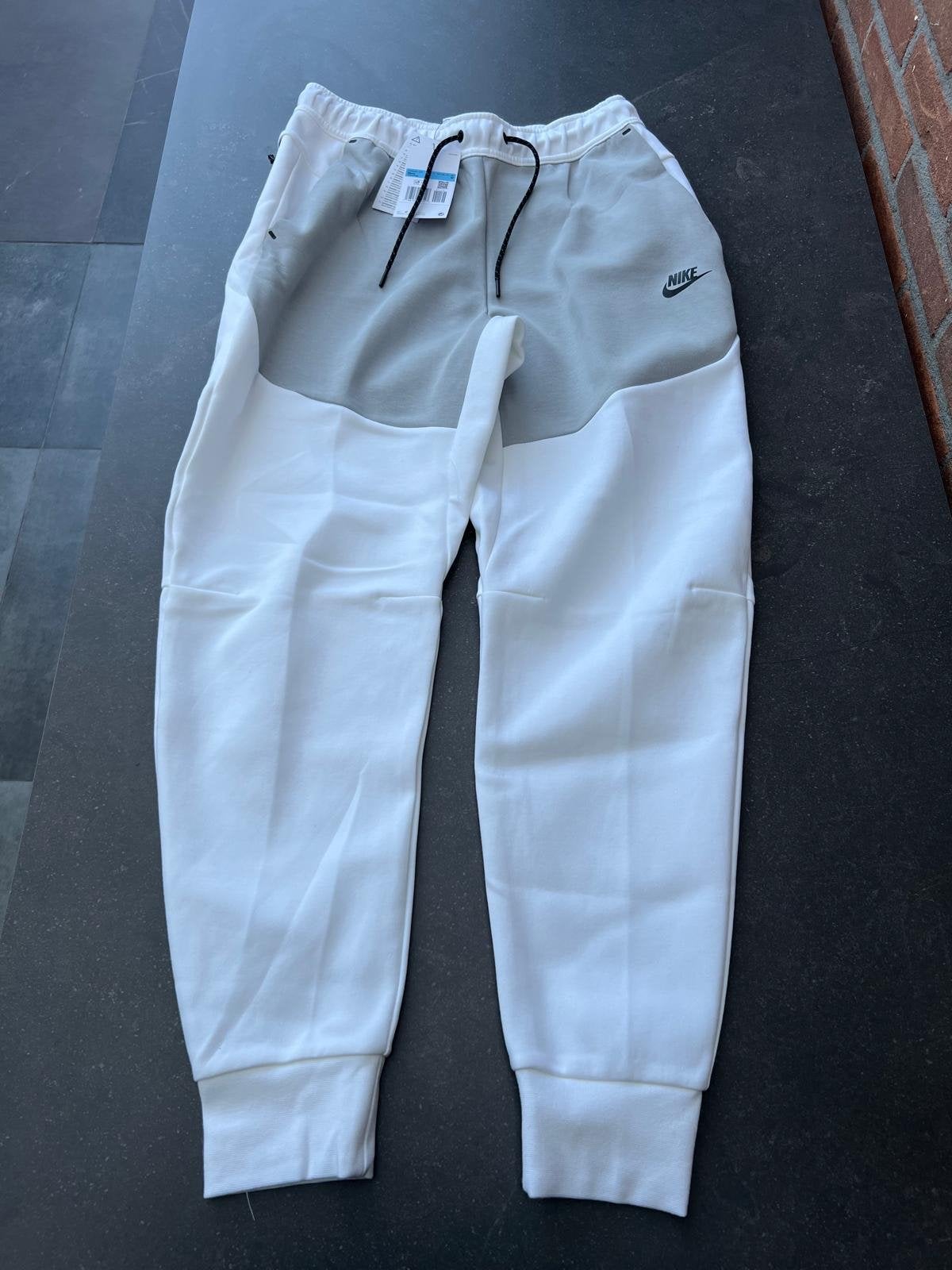Nike Tech Fleece Joggingbroek Wit/Grijs Maat M, Ophalen of Verzenden, Nieuw, Maat 48/50 (M), Wit