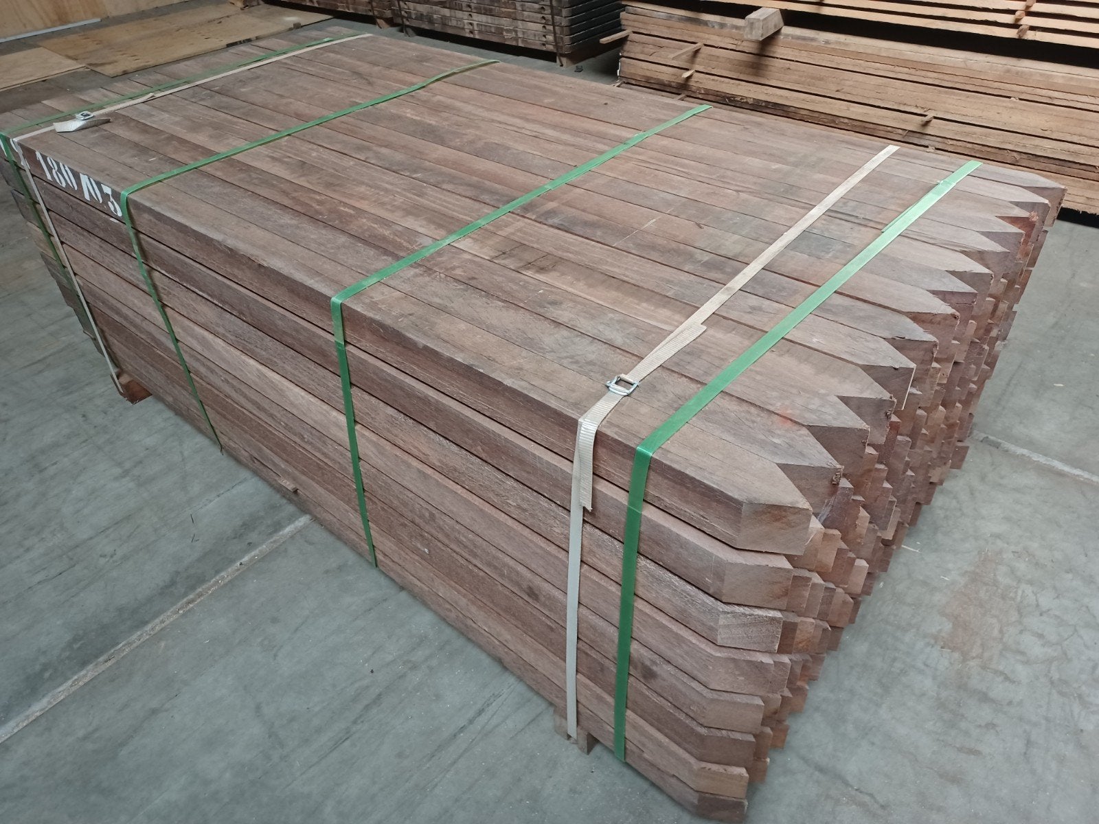 hardhouten  palen  tuinpalen  schuttingpalen  planken azobe, Ophalen of Verzenden, 250 cm of meer, Palen, Hardhout