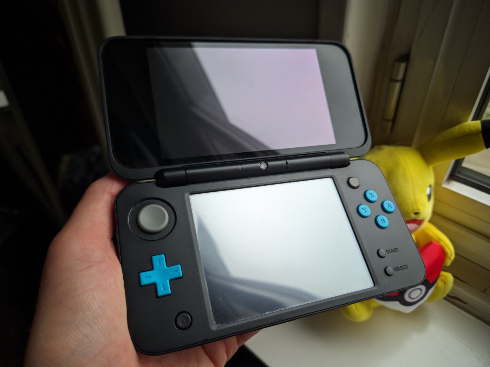 New Nintendo 2DS XL Black & Turquoise, Ophalen of Verzenden, Zo goed als nieuw, Met beschermhoes of tas, Zwart