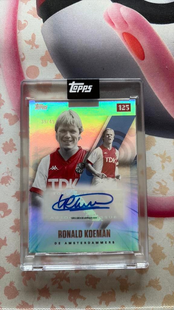Topps ajax 125 ronald koeman autograph /49, Verzamelen, Sportartikelen en Voetbal, Ophalen of Verzenden, Nieuw, Ajax, Poster, Plaatje of Sticker