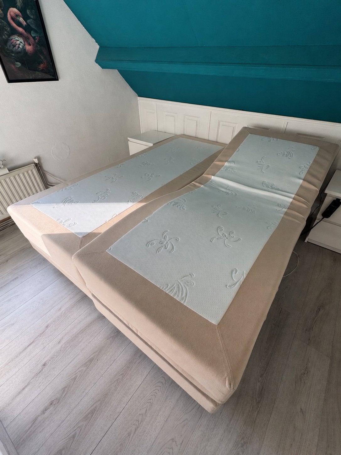 Verstelbaar tweepersoonsbed met achterwand, Ophalen, Verstelbaar, Beige, Tweepersoons