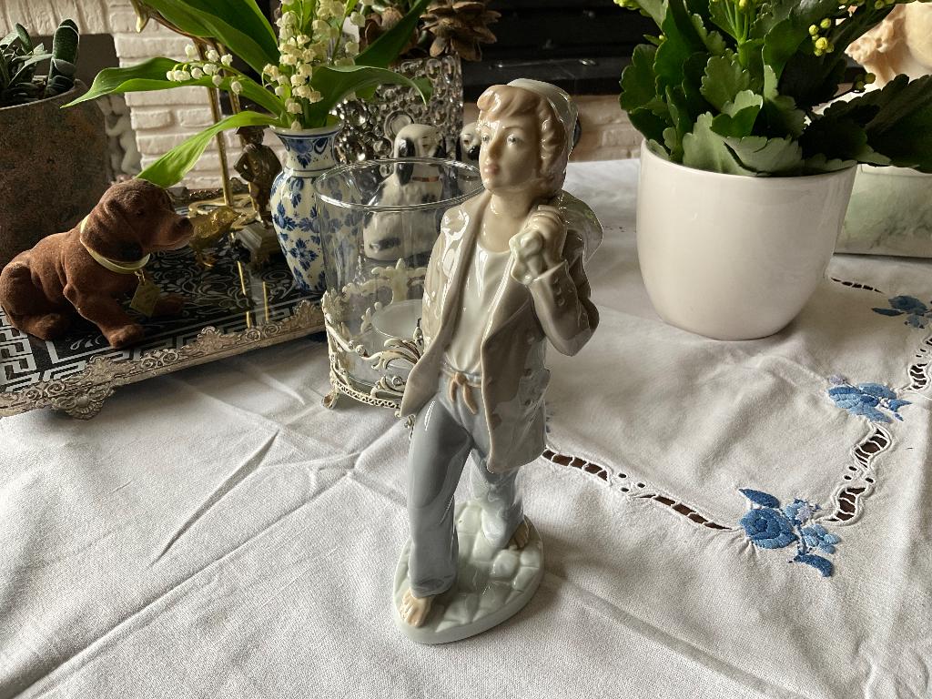 Spaans porselein beeld Nao LLadro jongen met knapzak, Ophalen of Verzenden