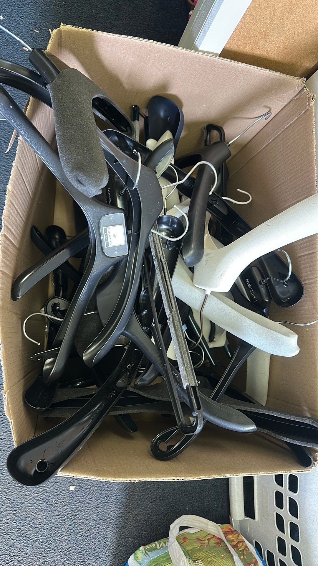 Doos kleding hangers gratis, Ophalen, Zo goed als nieuw