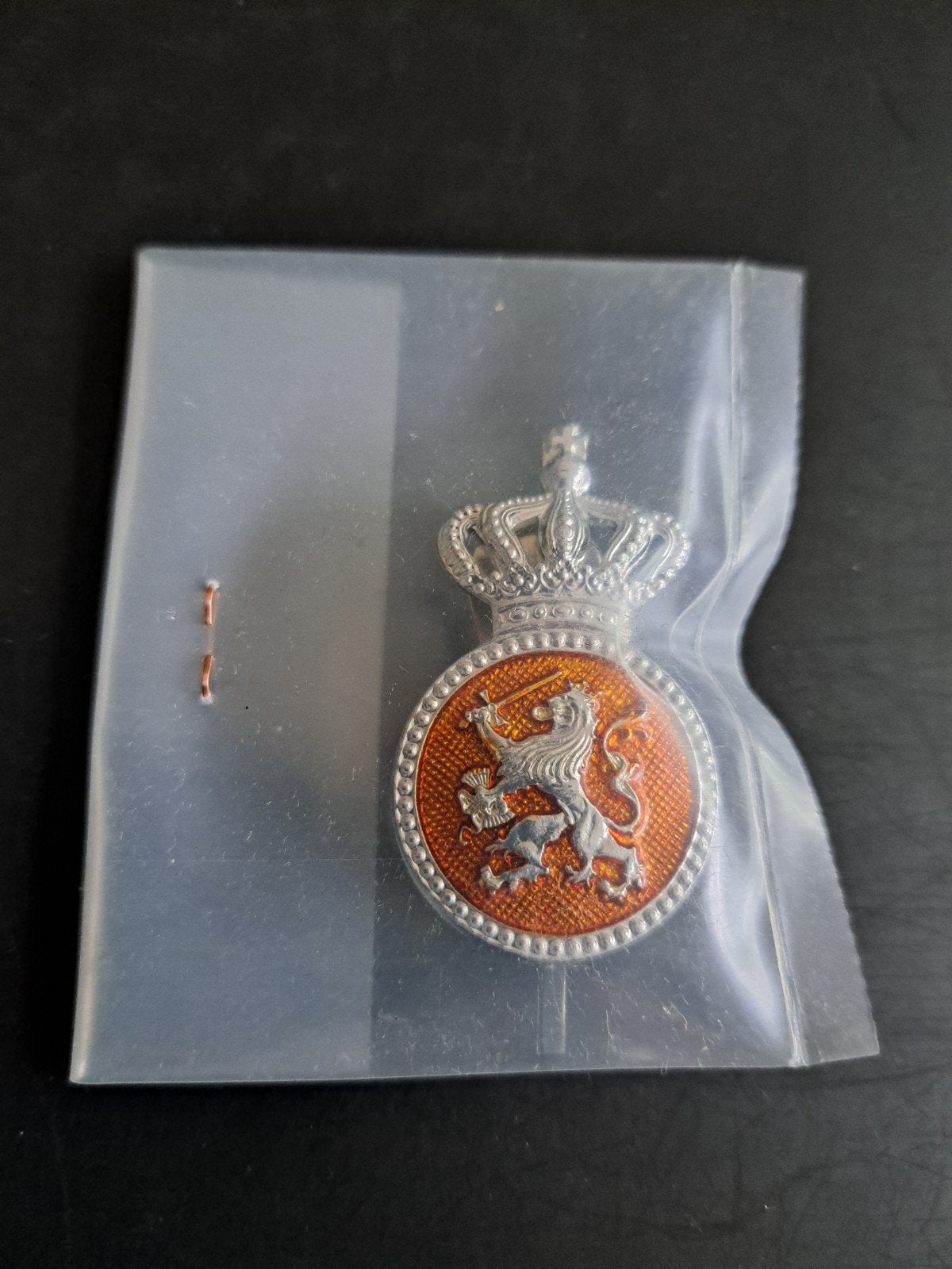 Pet embleem oud model Kmar, Verzamelen, Ophalen of Verzenden, Marechaussee, Nederland, Embleem of Badge