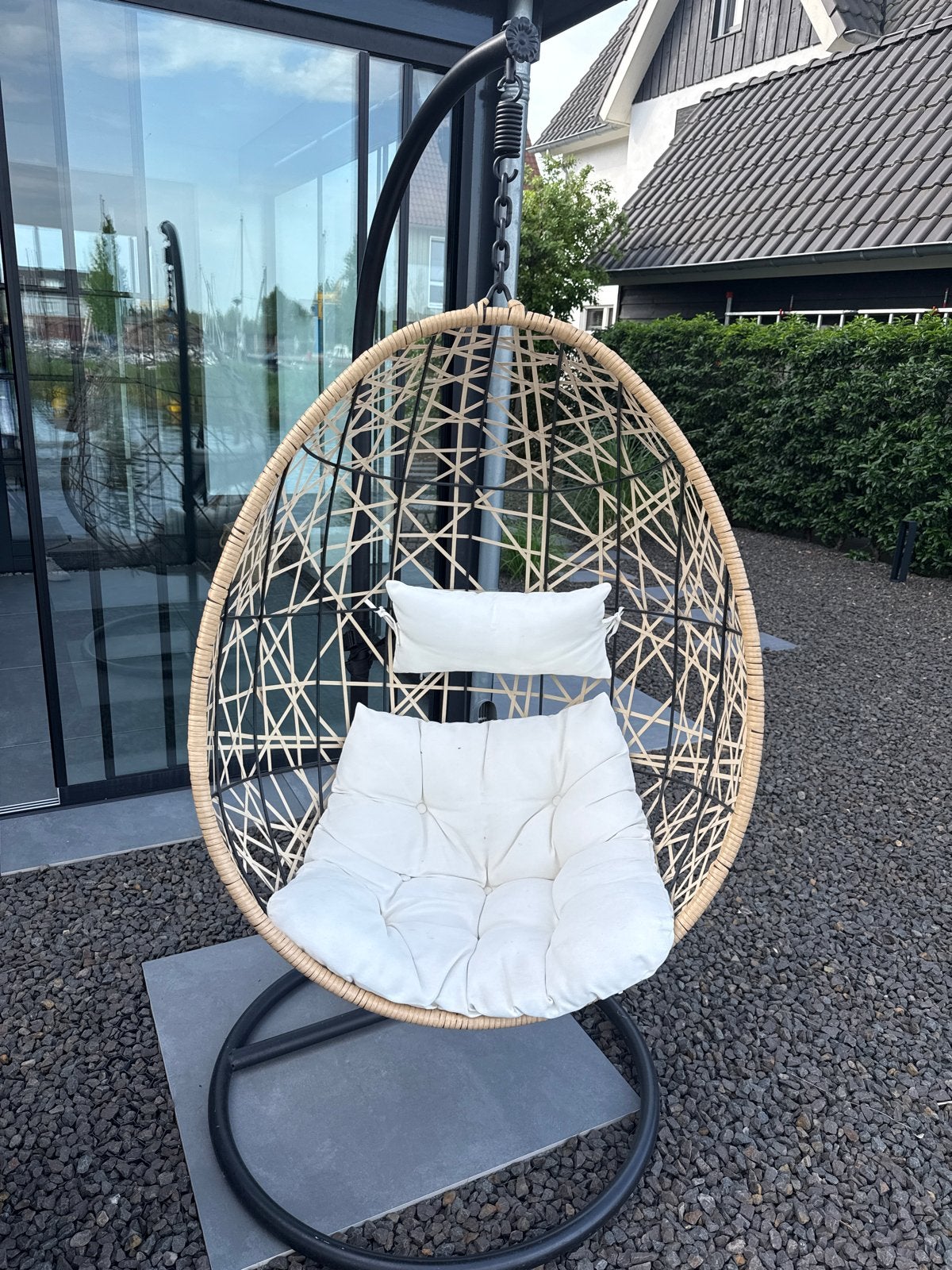Comfortabele hangstoel met standaard en kussens, Tuin en Terras, Ophalen, Zo goed als nieuw, Wicker