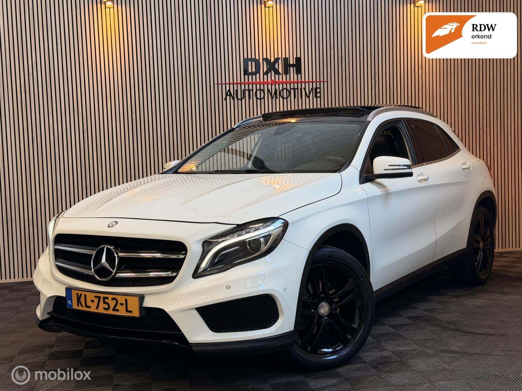 Mercedes GLA-klasse 180 AMG PANO CARPLAY STOELVW Gr.SCHERM!, Gebruikt, 4 cilinders, 715 kg, 1595 cc