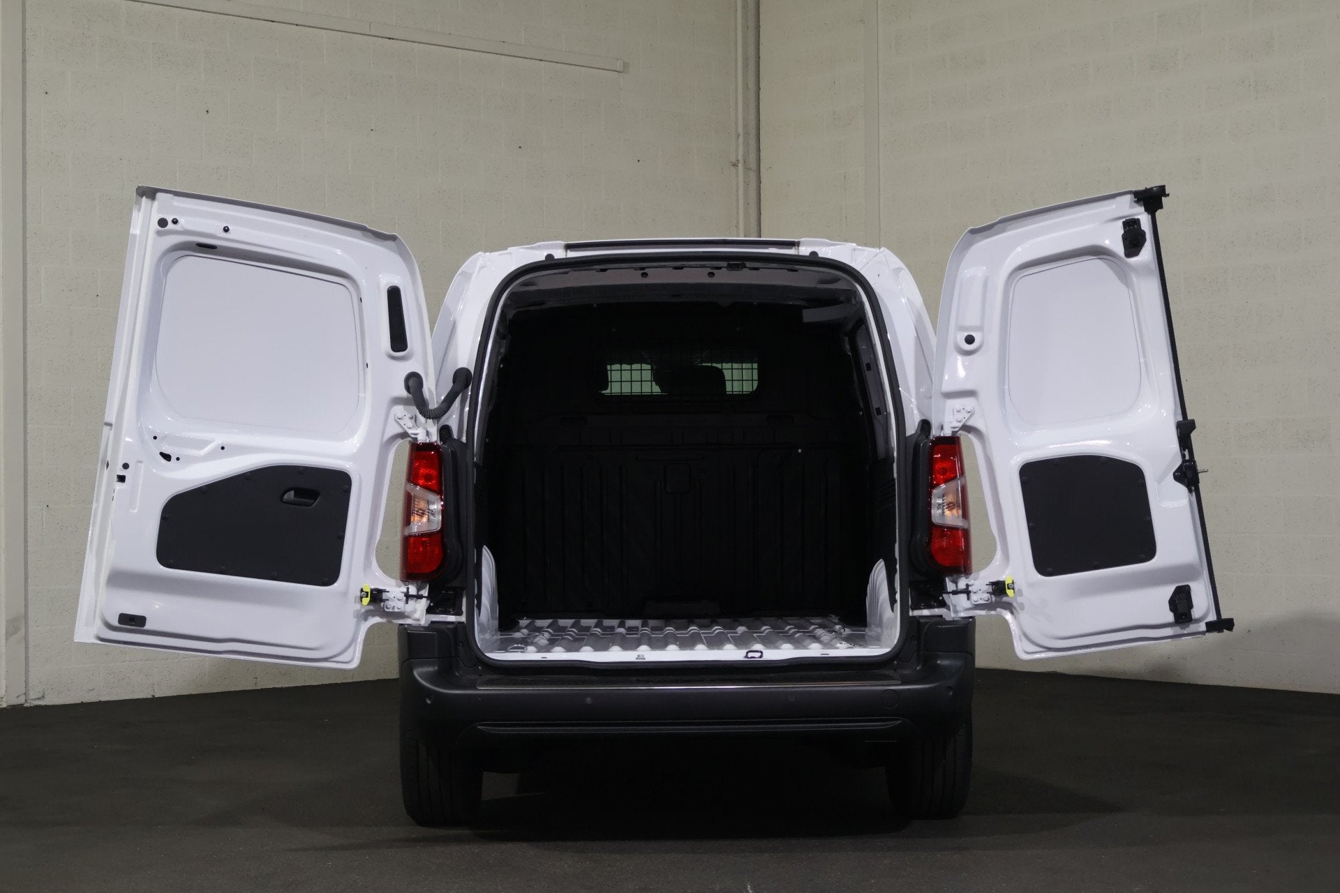 Toyota PROACE CITY Electric L2 50 kWh Comfort (bj 2026), Parkeersensor, Gebruikt, 750 kg, Wit