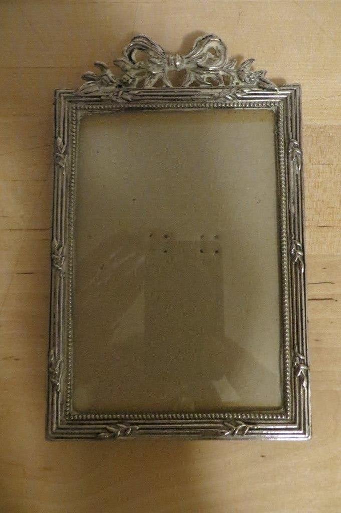 Oud zilverkleurig fotolijstje met strik versiering, Antiek en Kunst, Antiek | Woonaccessoires, Ophalen of Verzenden