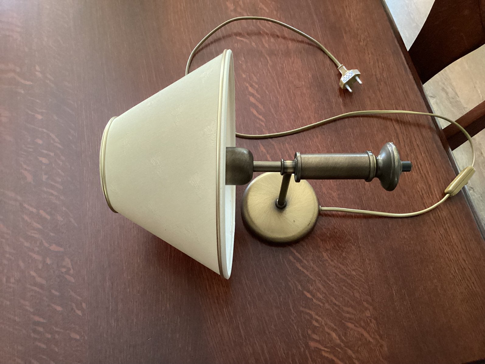 Klassieke wandlamp met crèmekleurige kap, Huis en Inrichting, Lampen | Wandlampen, Ophalen, Gebruikt, E27 (groot), Metaal
