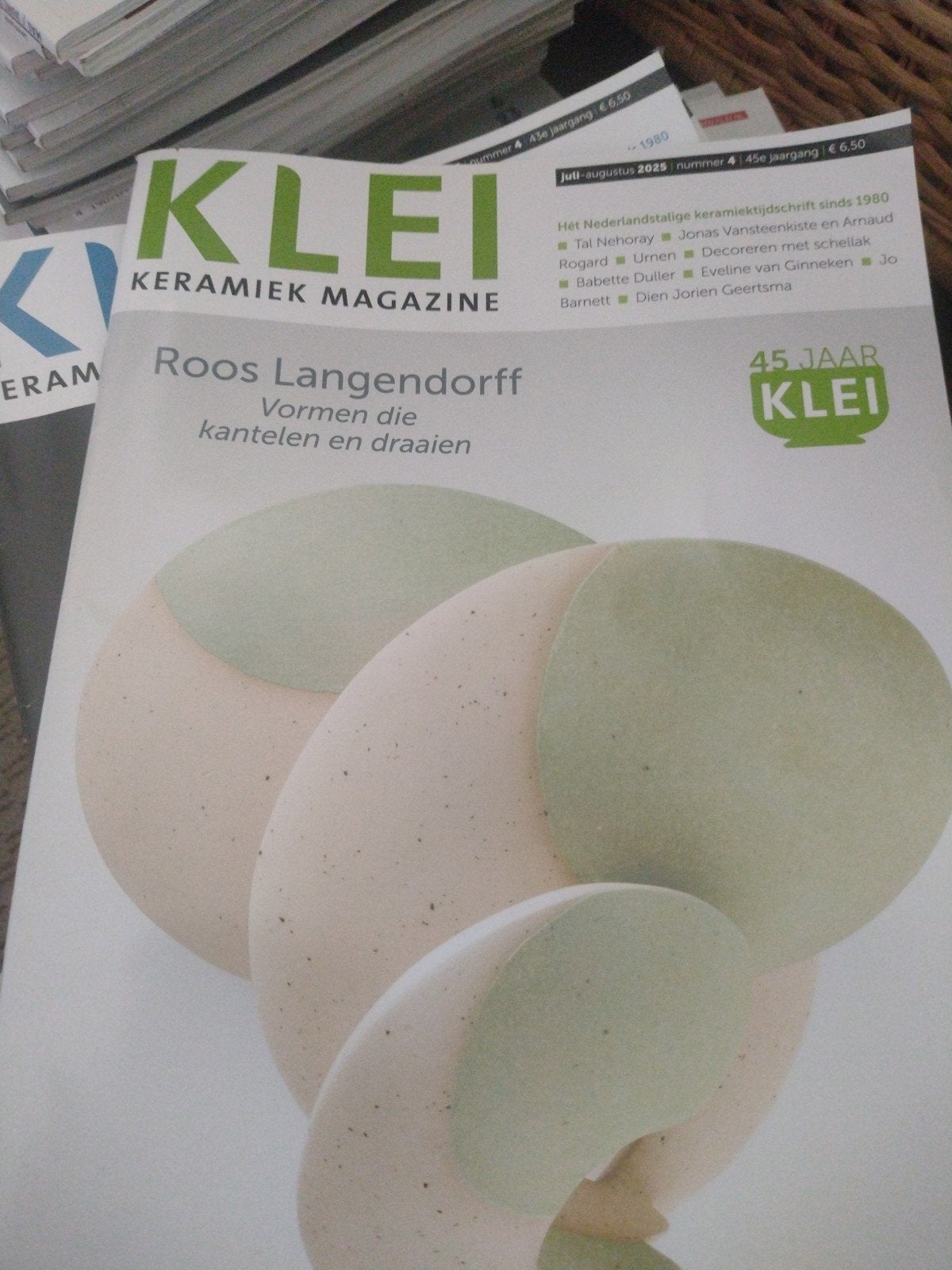 Circa 50 tijdschriften Klei Keramiek Magazine, Ophalen of Verzenden, Gelezen, Overige typen