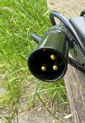 Giant oplader 3 polig 3 pins 42V 2 ampere, Ophalen of Verzenden, Zo goed als nieuw