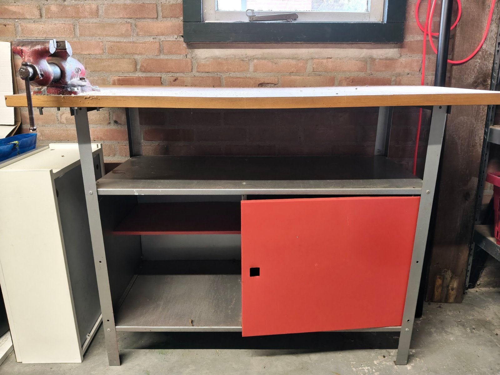 Foto 2 van Stevige werkbank met bankschroef en opbergruimte