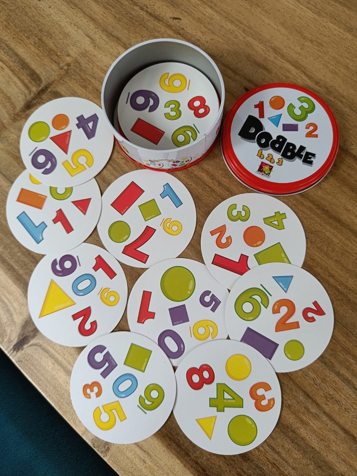 Dobble 1,2,3 Cijfers/Vormen/kleuren in Tinnen Blik, Een of twee spelers, Ophalen of Verzenden, Zo goed als nieuw, Asmodee