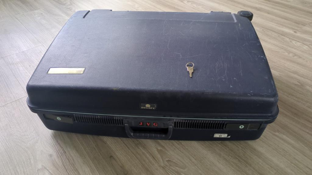 Stevige Delsey koffer met sleutel, Gebruikt, Hard kunststof, 45 tot 55 cm, Slot