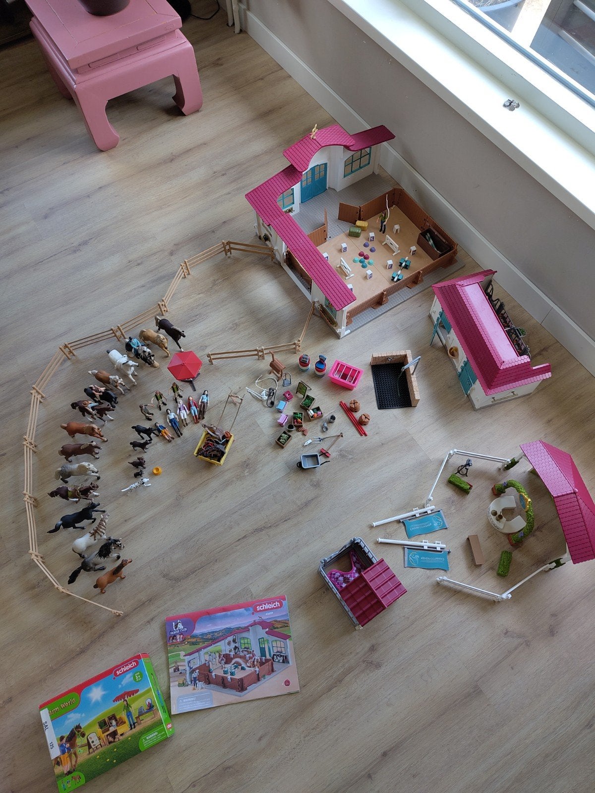 Schleich Horse Club 16 paarden, stallen, dressuurbak en meer, Ophalen, Zo goed als nieuw, Jongen of Meisje