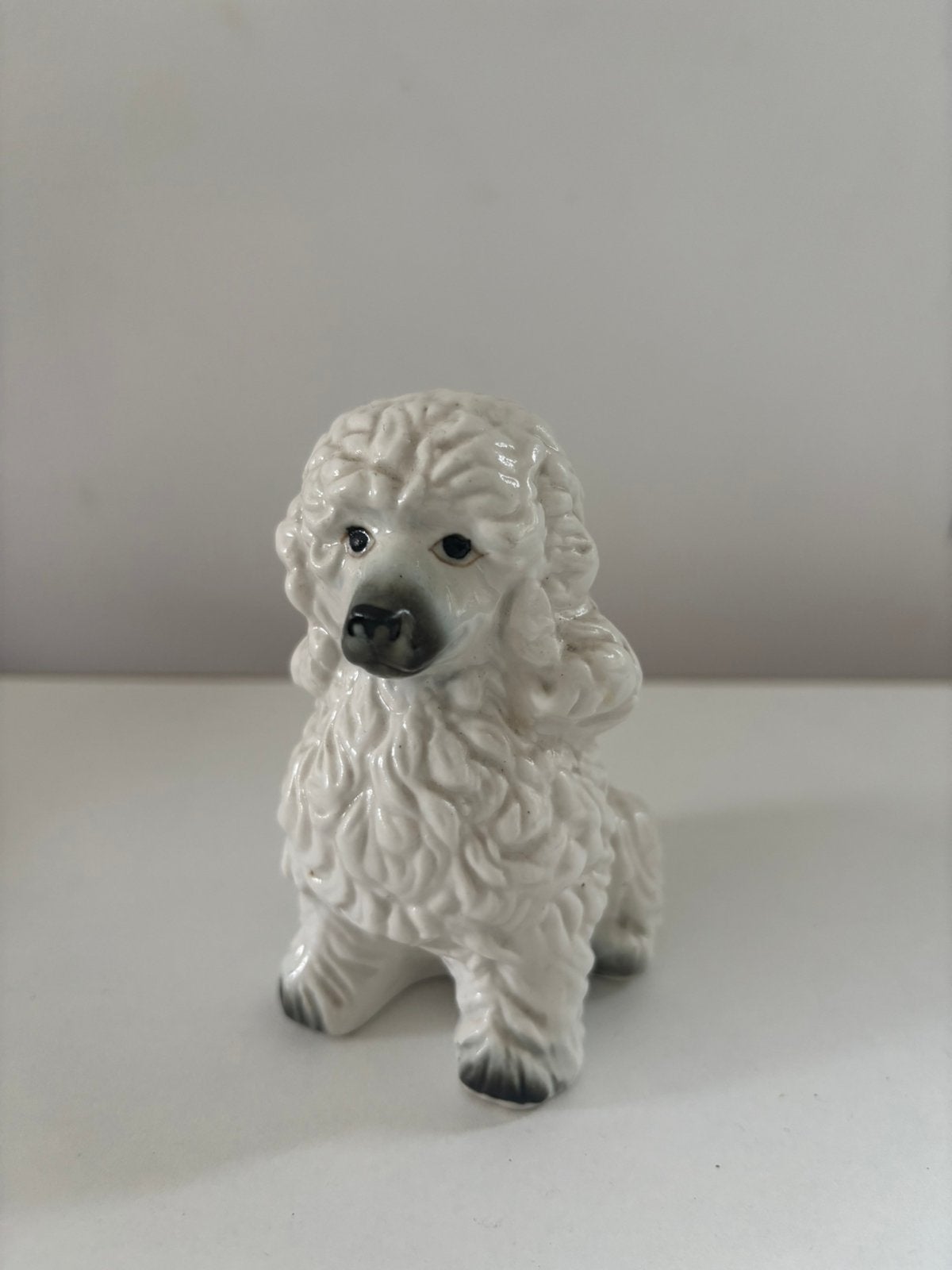 Vintage keramische poedel beeldje 10 cm, Ophalen of Verzenden