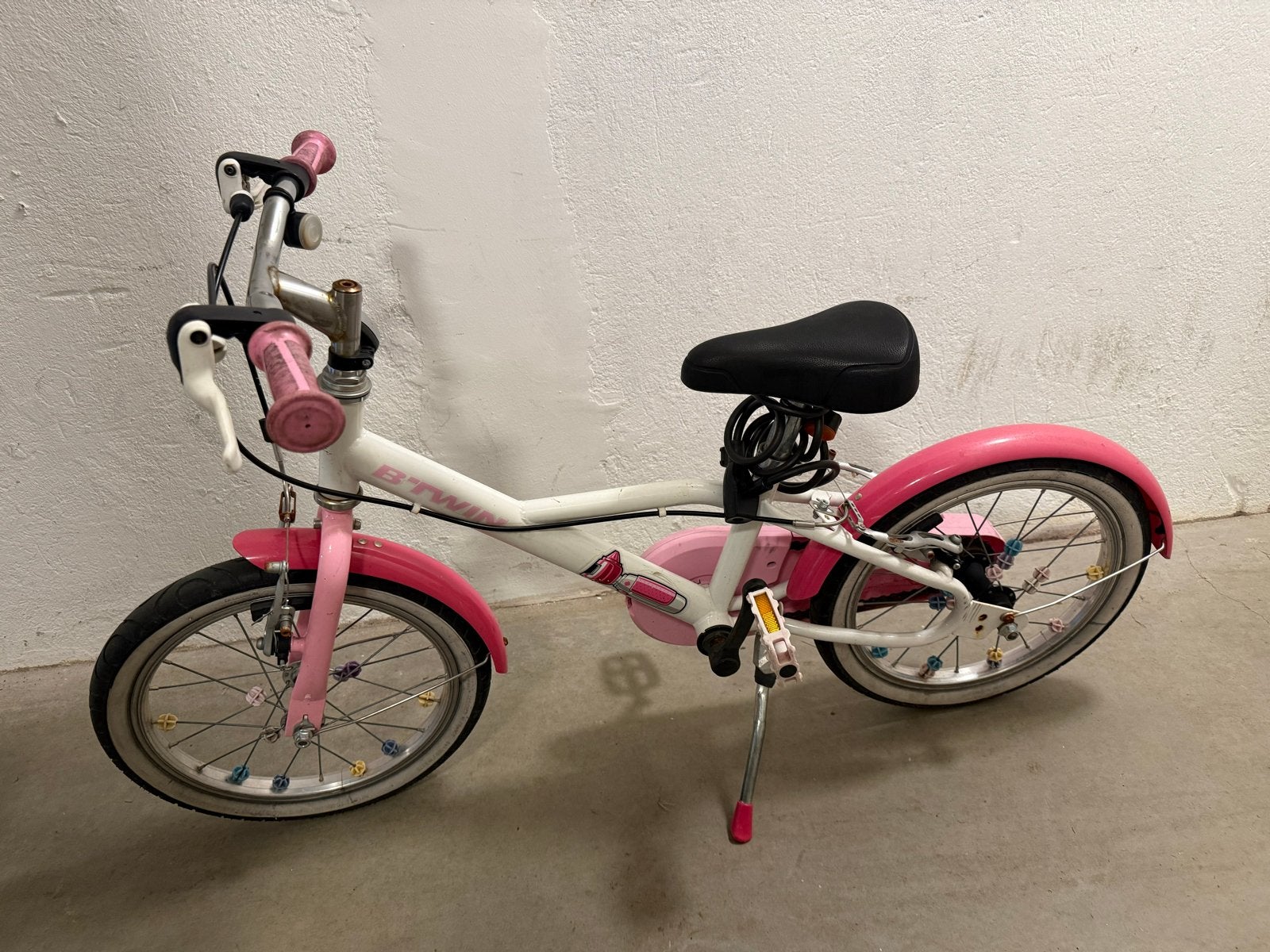 B'Twin kinderfiets 16 inch - wit/roze, Ophalen, Zijwieltjes, Velgrem, 16 tot 20 inch