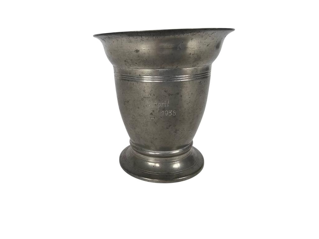 Chris van der Hoef - tin - '1 april 1935' - beker - 1935, Antiek en Kunst, Ophalen of Verzenden