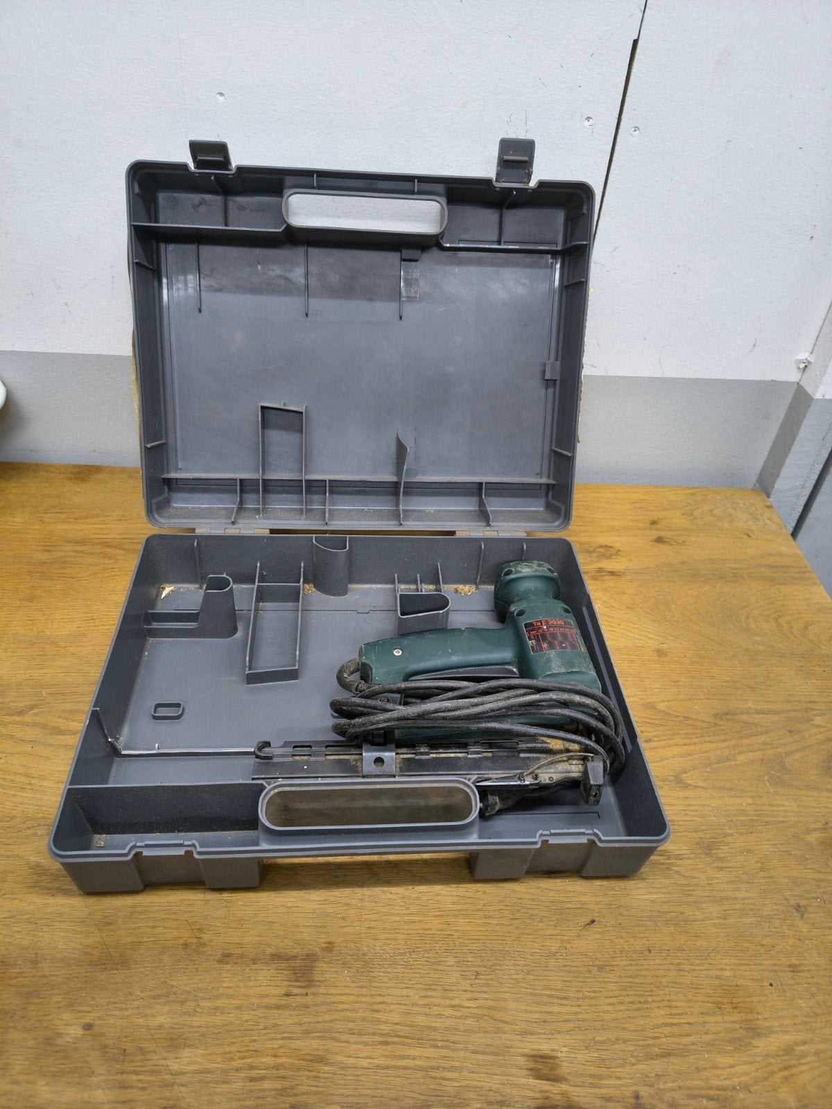 Metabo TAE 3030 Elektrische Tacker in Bosch Koffer, Ophalen of Verzenden, Gebruikt, Tacker/nietmachine, Overige merken
