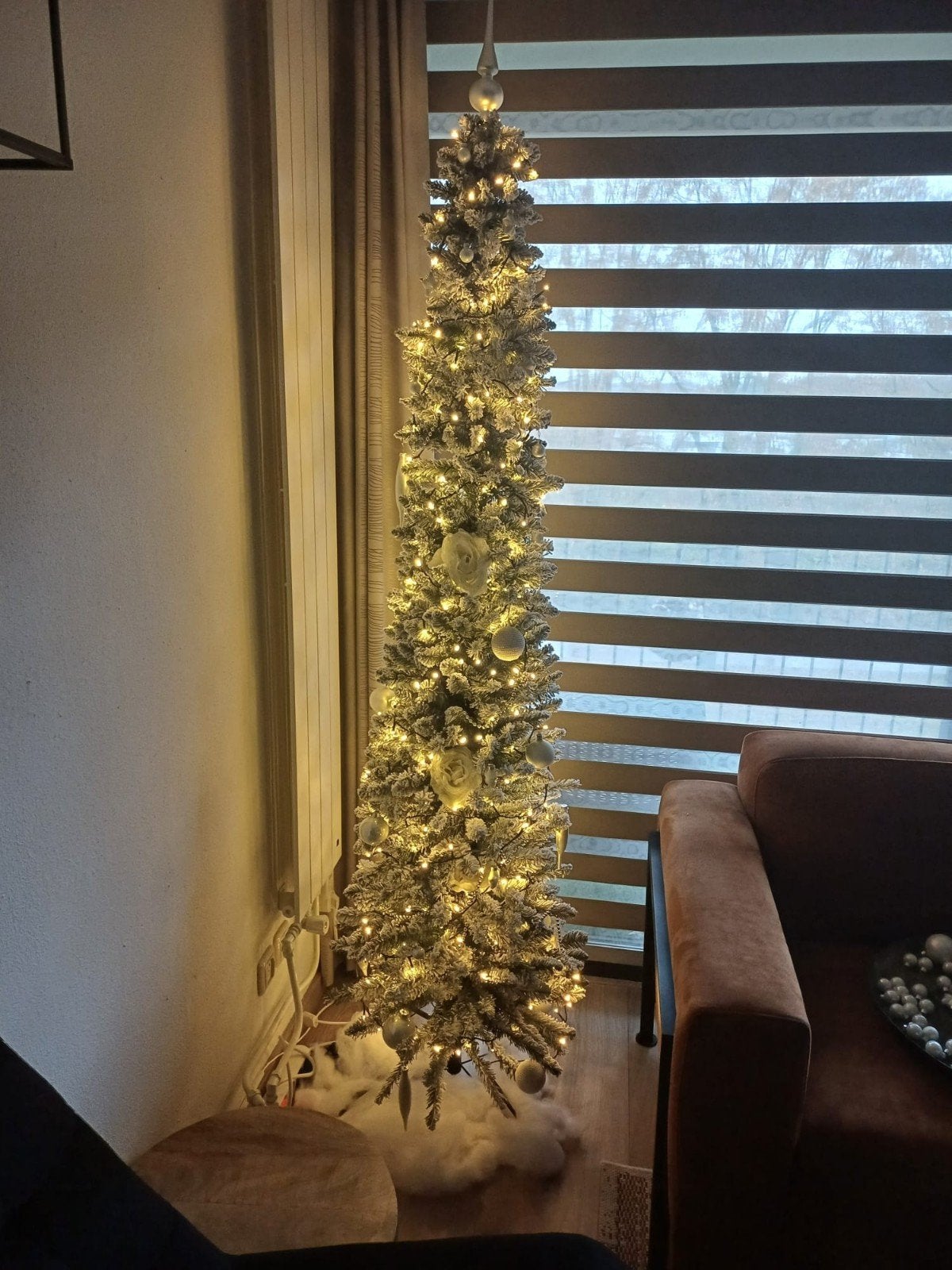 kerstboom. met "sneeuw "zgn pencil pine,, hoogte 210 cm., Ophalen, Zo goed als nieuw