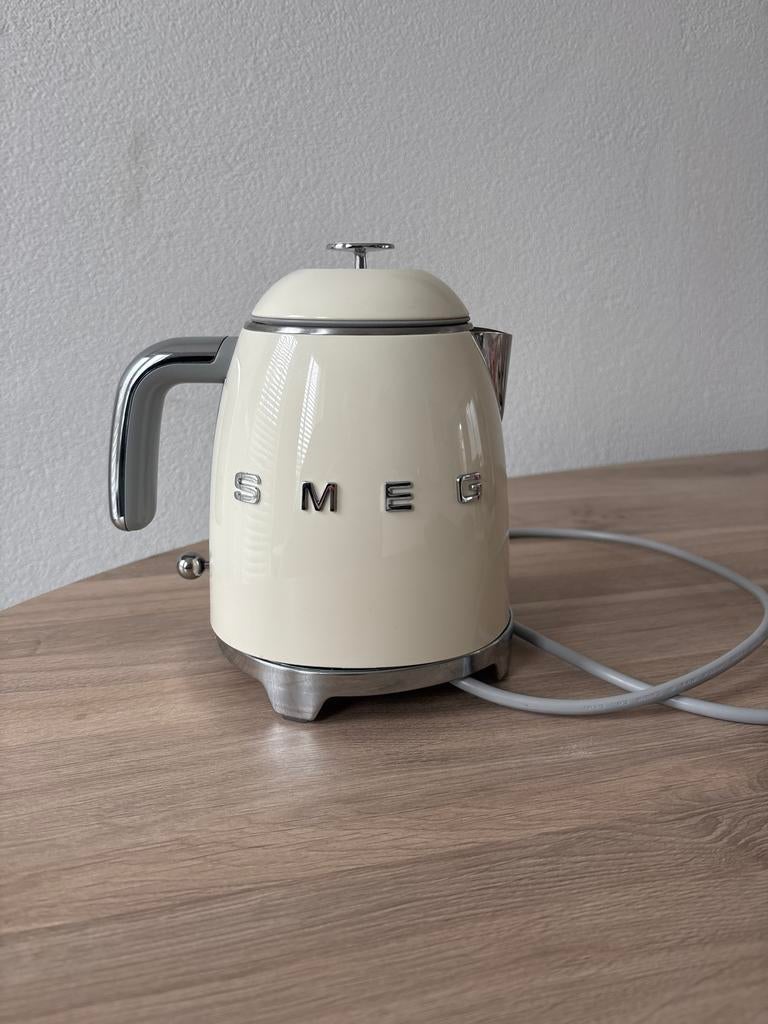 Smeg waterkoker - Stijlvol en functioneel, Witgoed en Apparatuur, Waterkokers, Minder dan 1 liter, Ophalen, Zo goed als nieuw
