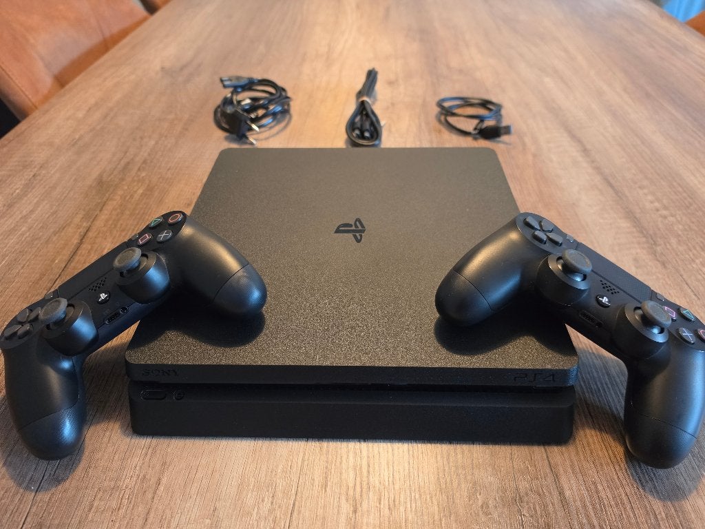 PlayStation 4 Slim met 2 controllers en alle kabels, Spelcomputers en Games, Spelcomputers | Sony PlayStation 4, 500 GB, Met 2 controllers