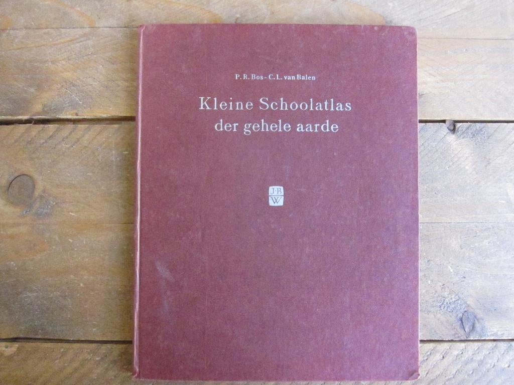 Kleine Schoolatlas der gehele aarde - P.R. Bos (1959), Boeken, Atlassen en Landkaarten, Gelezen, Ophalen of Verzenden, 1800 tot 2000