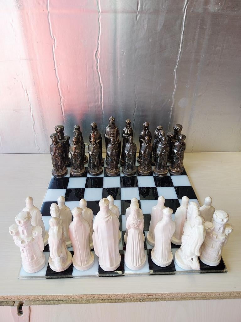 Decoratief Schaakspel: Middeleeuwse Figuren op Glazen Bord, Ophalen of Verzenden