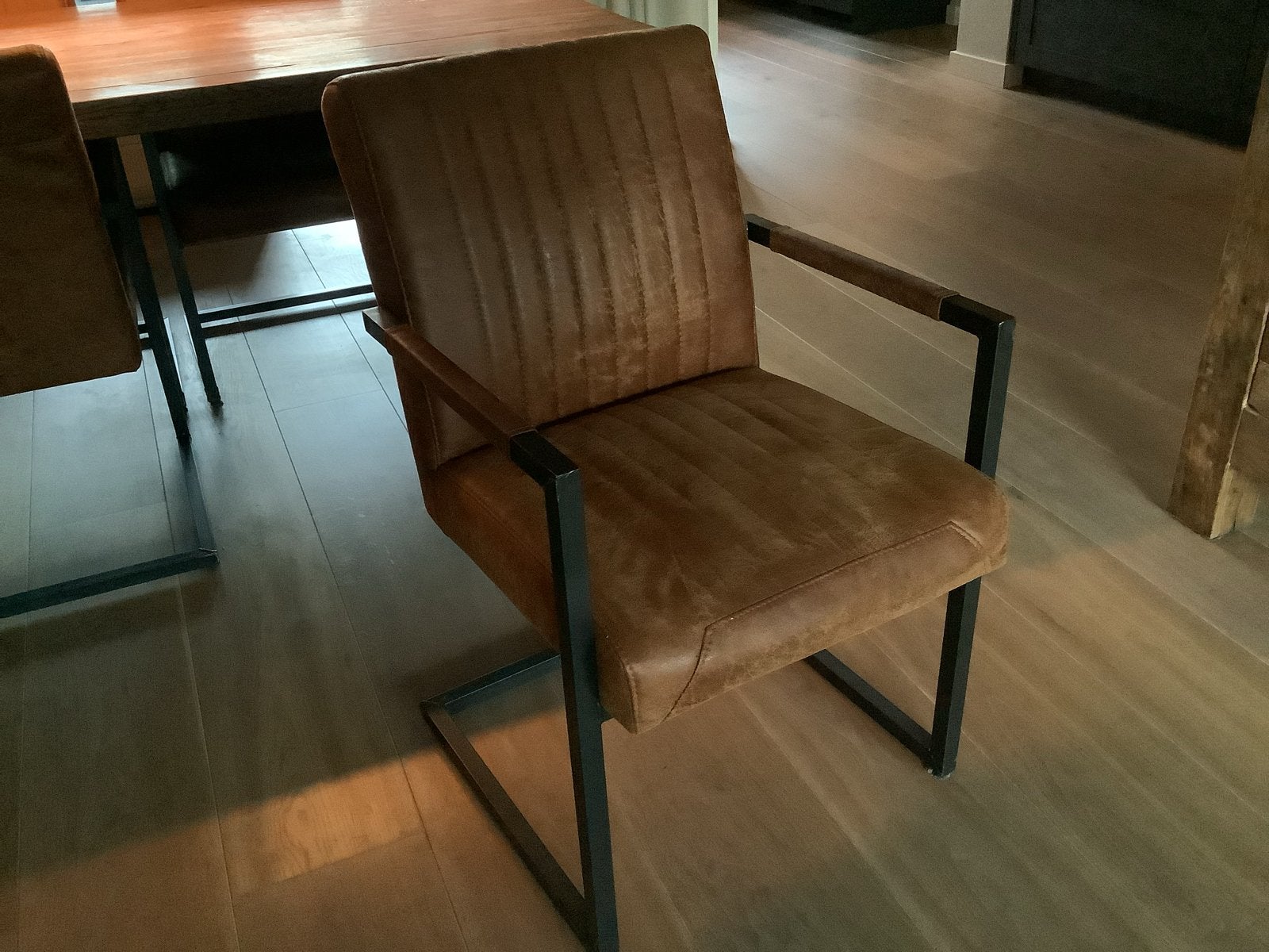 Industriële eetkamerstoelen cognac leer met armleuningen, Huis en Inrichting, Gebruikt, Twee, Bruin, Ophalen of Verzenden