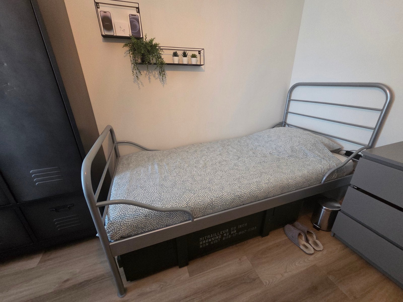Eenpersoonsbed met lattenbodem - Grijs metaal, Ophalen, Gebruikt, 90 cm, Eenpersoons
