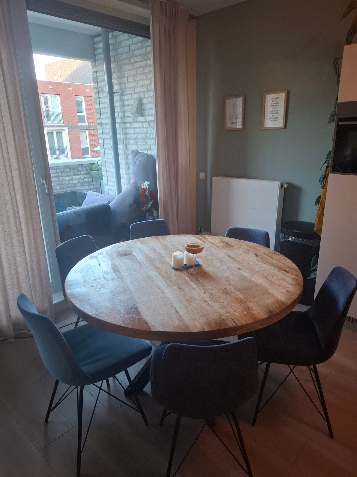 Ronde eettafel mangohout met zwart onderstel exc. stoelen, Huis en Inrichting, Overige houtsoorten, Industrieel, Modern, Scandinavisch