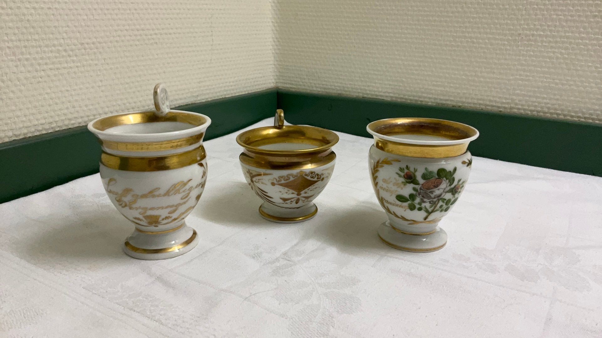 19 de eeuw biedermeier kopjes bladgoud, teksten, Ophalen of Verzenden
